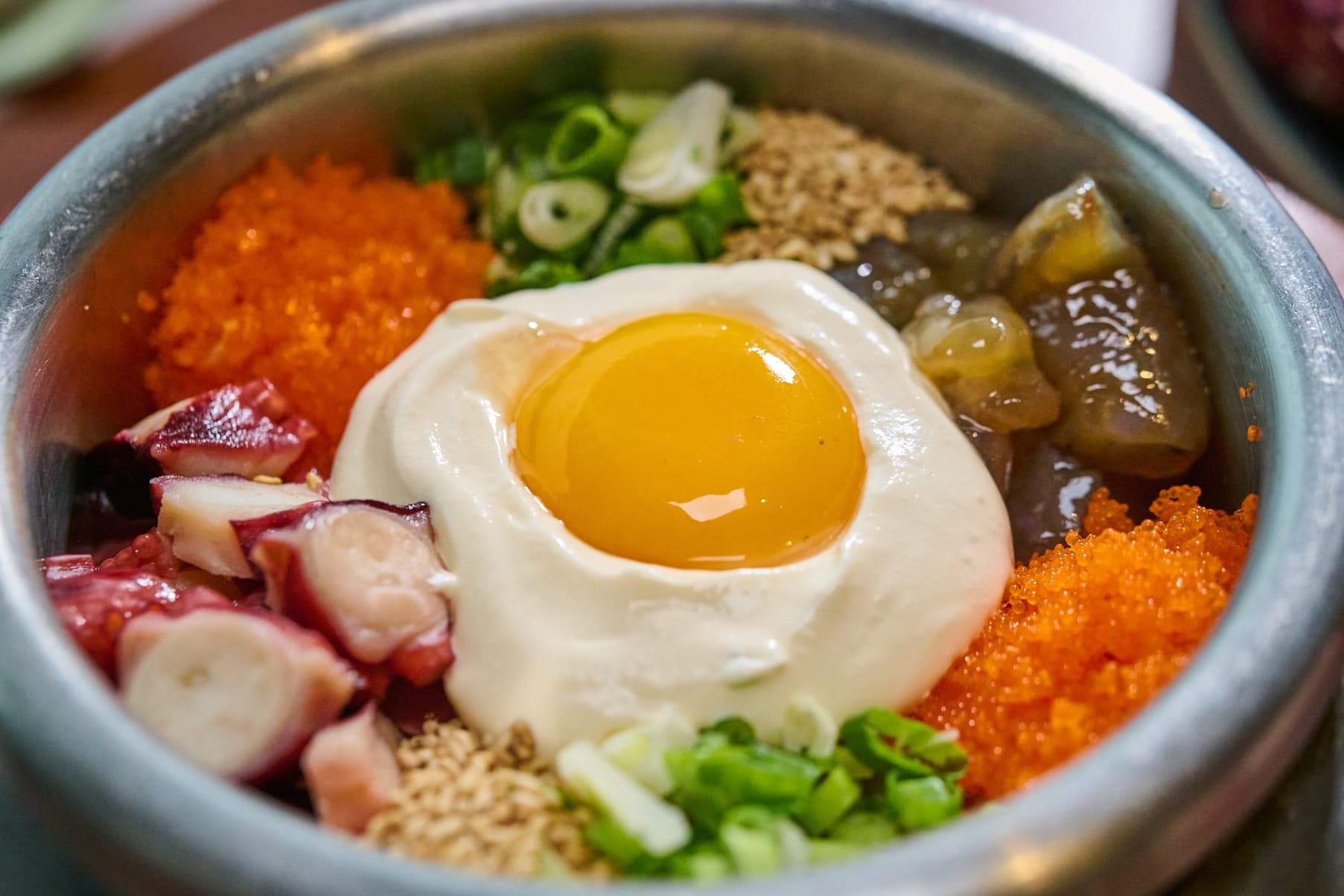 문어와 날치알, 달걀노른자가 올라간 솥밥